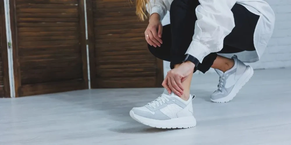 Podoloog onthult: zo weet je of je schoenen aan vervanging toe zijn